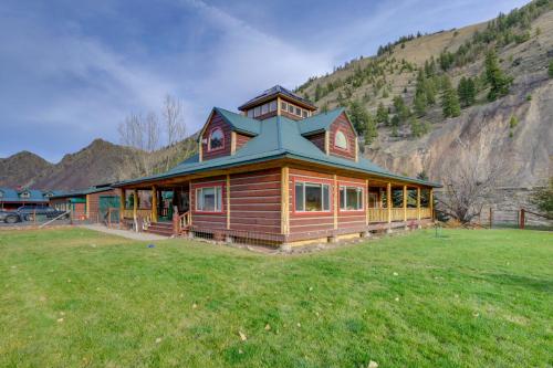 . Salmon Vacation Rental w/ Mountain Views!