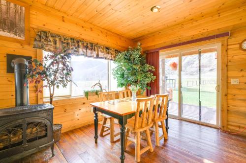 . Pet-Friendly Idaho Home on the Salmon River!