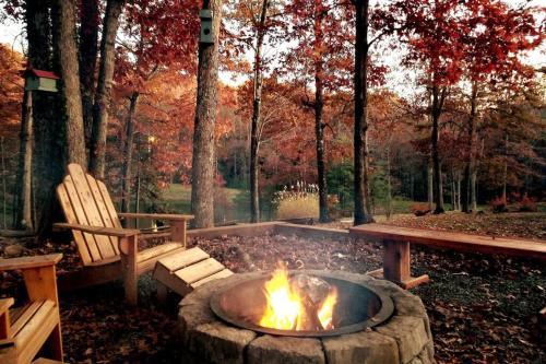周邊環境, Woods Upon a Time Remodeled Cabin with Fireplace, Pond View & Firepit - Your Getaway Story Awaits! in 迪拉德