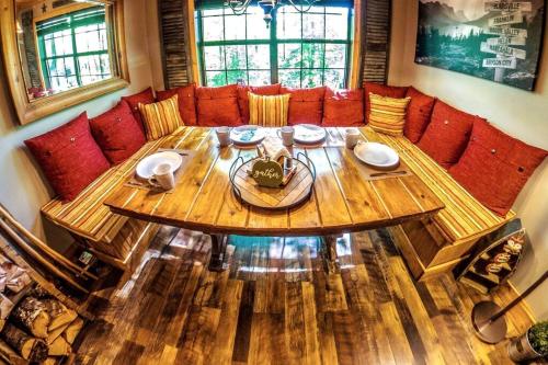 設施, Woods Upon a Time Remodeled Cabin with Fireplace, Pond View & Firepit - Your Getaway Story Awaits! in 迪拉德