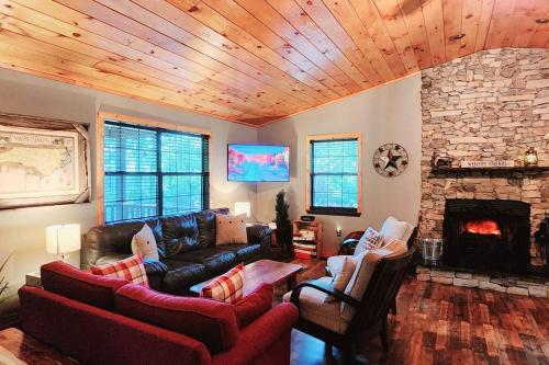 共用Lounge/電視區, Woods Upon a Time Remodeled Cabin with Fireplace, Pond View & Firepit - Your Getaway Story Awaits! in 迪拉德