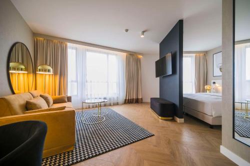 1 king bed, 1 sofa bed
