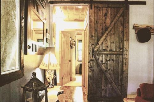 Woods Upon a Time Remodeled Cabin with Fireplace, Pond View & Firepit - Your Getaway Story Awaits! in 迪拉德