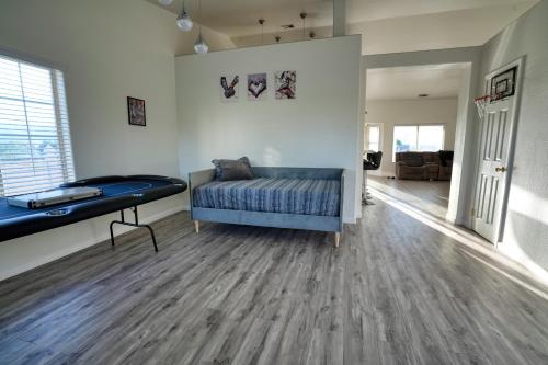 Beautiful 3 Bedroom Vacation Home, 15 Min from Agua Caliente Casino & the Strip in Desert Hot Springs, USA