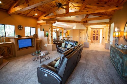 Spectacular Sedona Destination with Pool & Spa - image 2