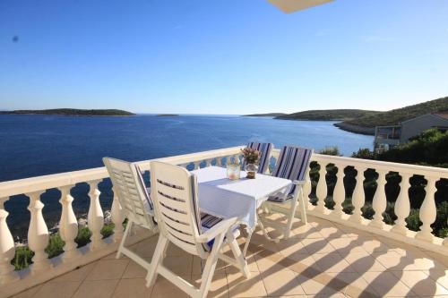 Apartments by the sea Milna, Vis - 8944