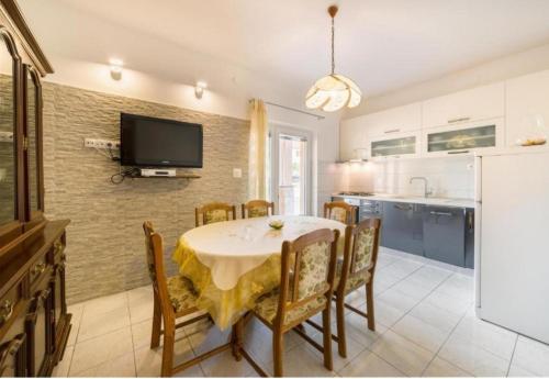 Two-Bedroom Apartment with Terrace image 3