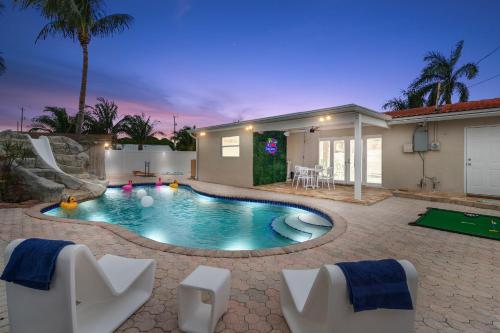 Tropical Villa Oasis - Salt Pool, BBQ, Game Room, Hot Tub, Luxury Amenities!