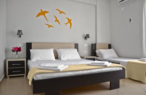 1 queen bed, 1 twin bed