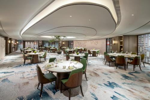 Yuexiu Hotel Guangzhou,Curio Collection by Hilton-Free shuttle between hotel and Exhibition Center during Canton Fair & Exhibitor Registration Counter