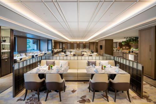 Yuexiu Hotel Guangzhou,Curio Collection by Hilton-Free shuttle between hotel and Exhibition Center during Canton Fair & Exhibitor Registration Counter