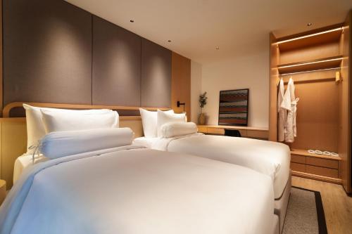 Two-Bedroom Deluxe Suite image 5