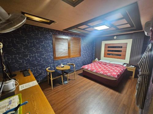 1 queen bed
