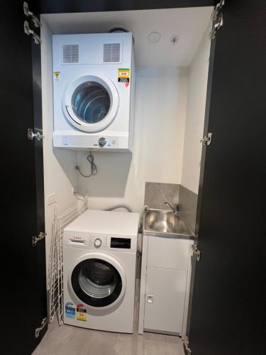 New modern 1BR apt near Dickson in Lyneham