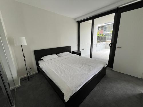 New modern 1BR apt near Dickson in Lyneham