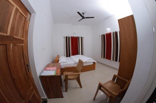 1 queen bed, 2 twin beds
