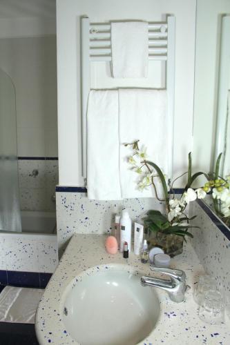 Double or Twin Room image 5