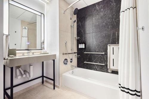 King Room with Accessible Tub - Disability Access