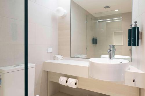 DoubleTree by Hilton Hotel Cairns Room Type - Deluxe King Room with Sea View