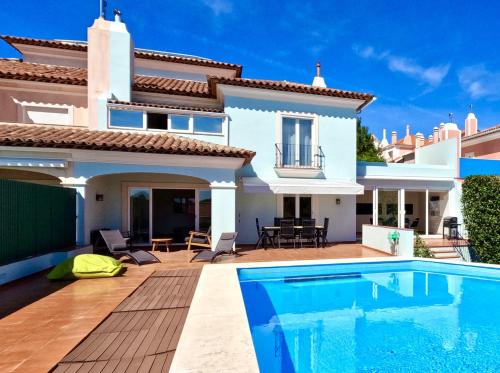 Casa Beloura between the sea and the mountains