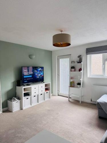 Charming 2BR Home Minutes from central London