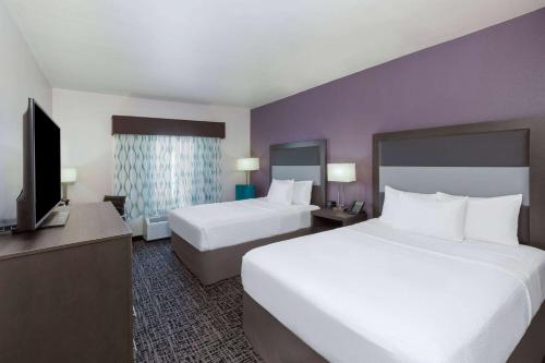 2 Queen Beds, Mobility/Hearing Accessible Room, Bathtub w/ Grab Bars