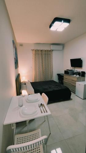 Fairwinds - Double Room with Ensuite - Luqa Airport - Self Check In & Out available, Ħal Luqa
