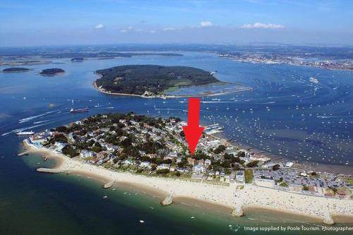 Spacious Sandbanks Apartment near Beach and Bars with Free Parking