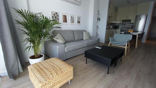 Sunorama Waterfront Apartment - image 2