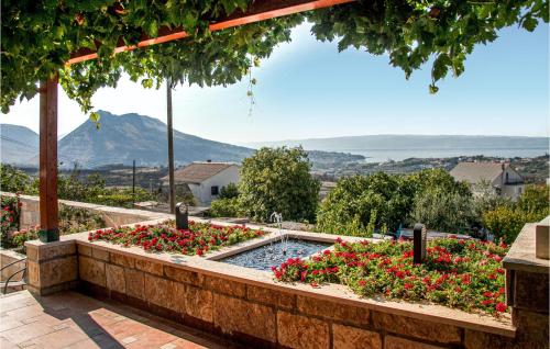 Stunning Home In Mravinci With 4 Bedrooms, Jacuzzi And Wifi