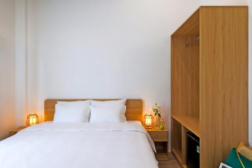 Standard King Room image 6