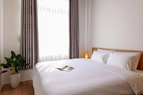 Standard King Room image 2