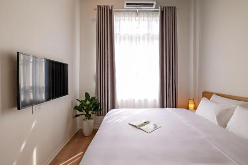Standard King Room image 3