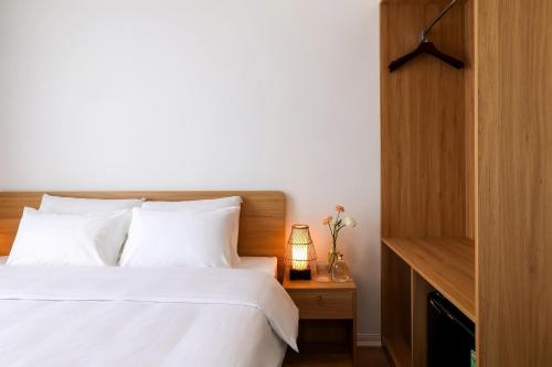 Standard King Room image 4