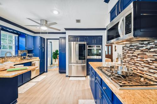 Ideal for Groups! Sleeps 14, Pool, Spa Near Downtown thumb 4