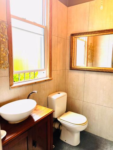 Queen Room with Garden View image 4