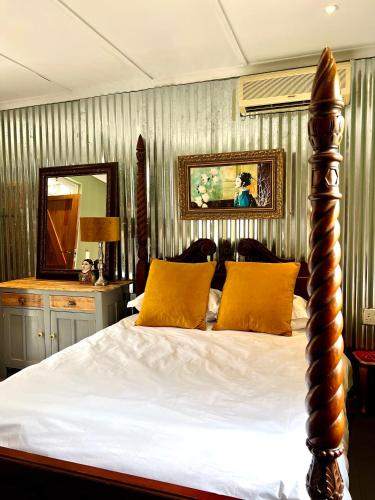 Queen Room with Garden View image 5