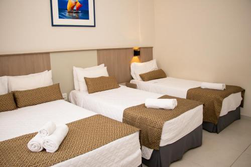 1 queen bed, 2 twin beds