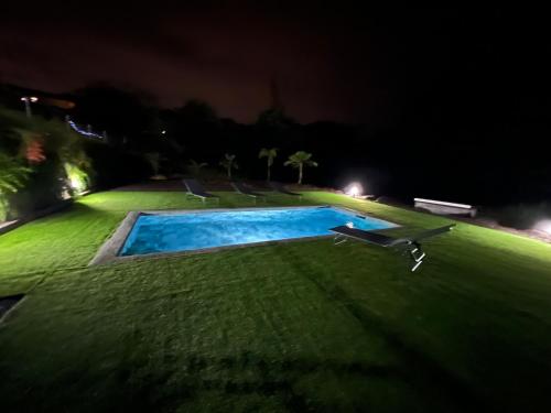 Swimming pool, Chambre Paradise in Lamentin