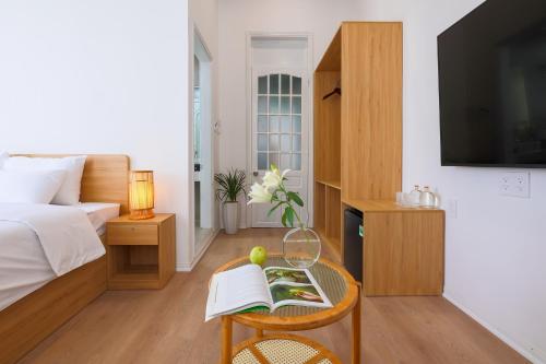 Deluxe Double Room with Balcony image 3
