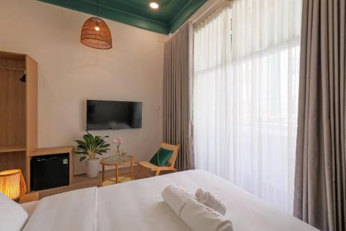 Deluxe Double Room with Balcony image 2