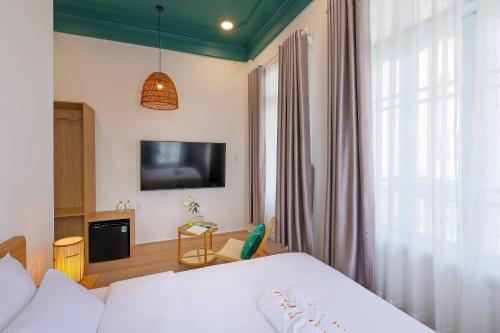 Deluxe Double Room with Balcony image 7