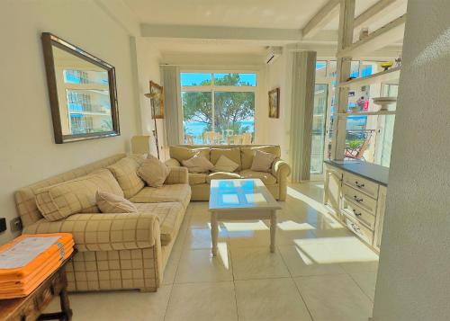 Skol 339 - 2-Bedroom Apartment in Edificio Skol Marbella - Tap to explore photos
