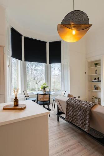 The West End Retreat - Your Luxurious 5* Apartment, Глазго (фото 7)