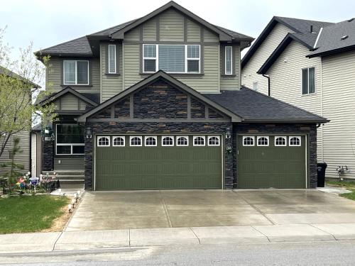 Luxury 4 Bedroom Cozy Home close to YYC, Shops, DT, Stampede, Mountains and many amenities in Panorama Hills NW Calgary