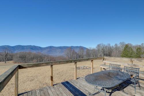 Burnsville Cabin with Deck and Trails - Dog Friendly! in Busick, USA