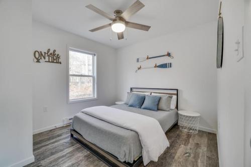 *Dog Friendly* Poconos Arrowhead Lake Cozy Haven Chalet in Thornhurst, USA