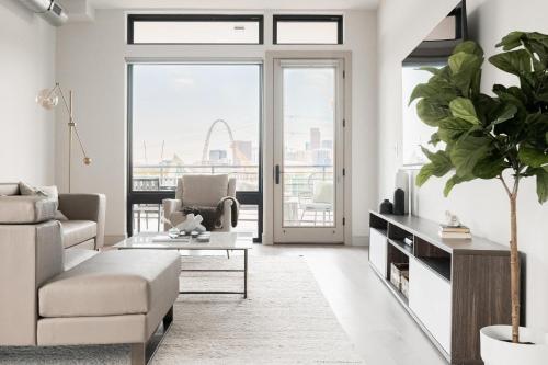 City Views! - Chic Jefferson Park Condo - Tesoro in Jefferson Park