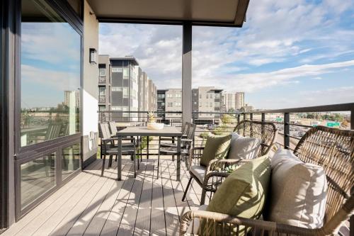 City Views! - Chic Jefferson Park Condo - Tesoro in Jefferson Park