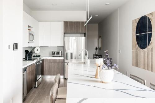 Contemporary Condo - Grill - Balcony - Tesoro in Jefferson Park